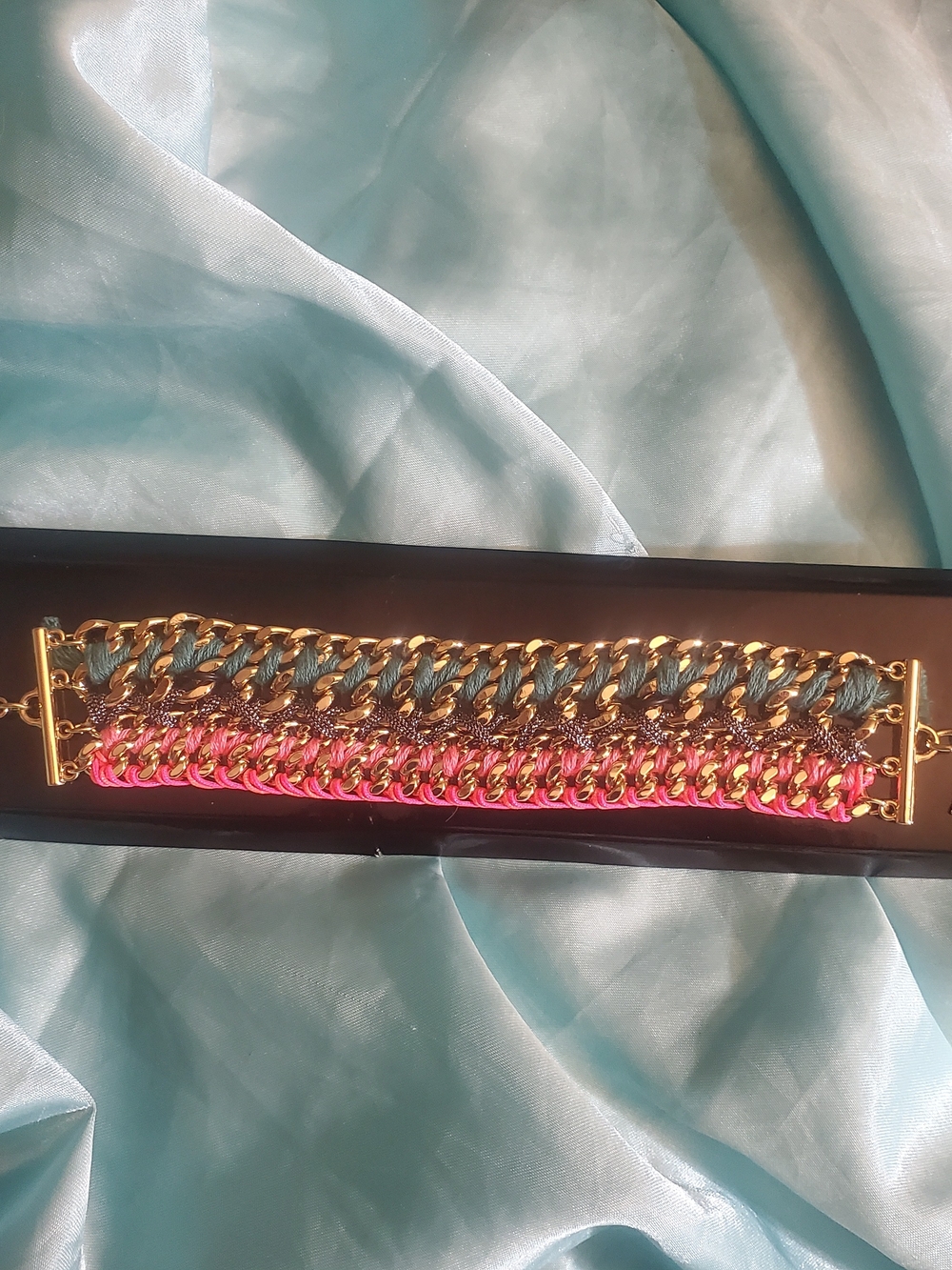 SJ24
Victoria's Secret Limited Edition Gold Tone Woven Fabric Chain Bracelet